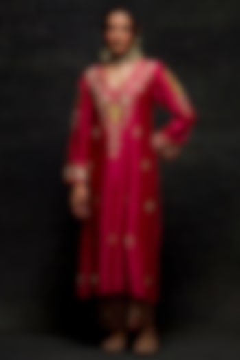 Fuchsia Silk Chanderi Floral Embroidered Kurta Set by Anantaa By Roohi Trehan