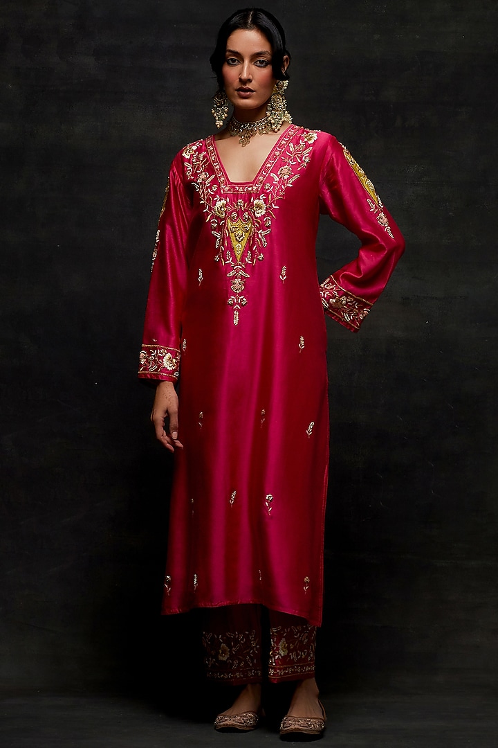 Fuchsia Silk Chanderi Floral Embroidered Kurta Set by Anantaa By Roohi Trehan