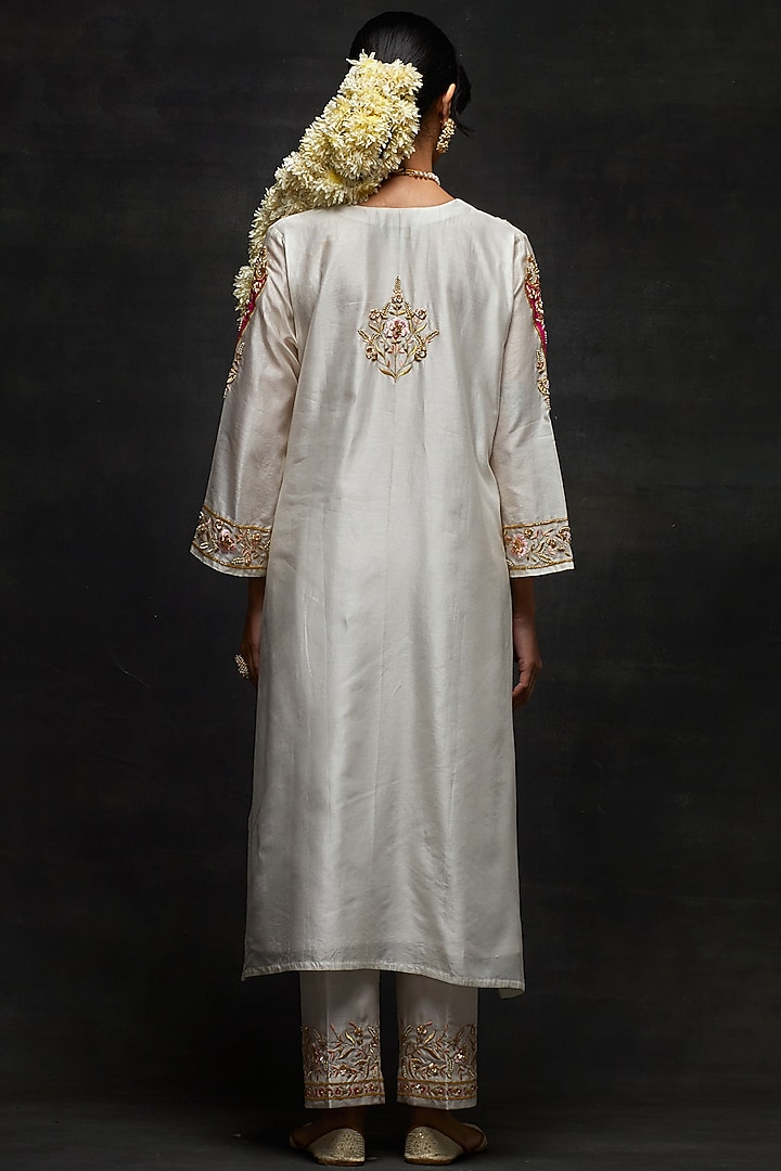 Off-White Silk Chanderi Floral Embroidered Kurta Set by Anantaa By Roohi Trehan at Pernia's Pop Up Shop