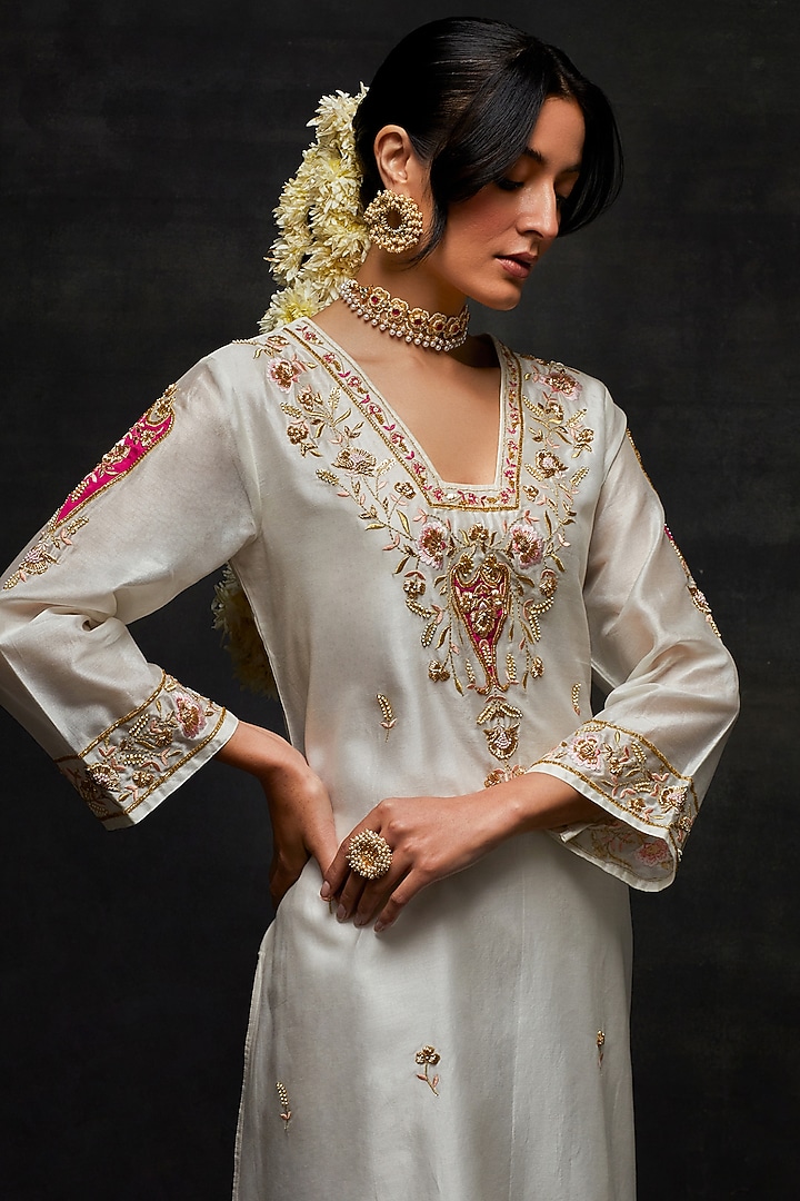 Off-White Silk Chanderi Floral Embroidered Kurta Set by Anantaa By Roohi Trehan at Pernia's Pop Up Shop