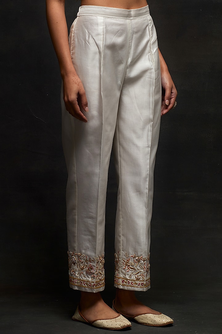 Off-White Silk Chanderi Floral Embroidered Kurta Set by Anantaa By Roohi Trehan at Pernia's Pop Up Shop