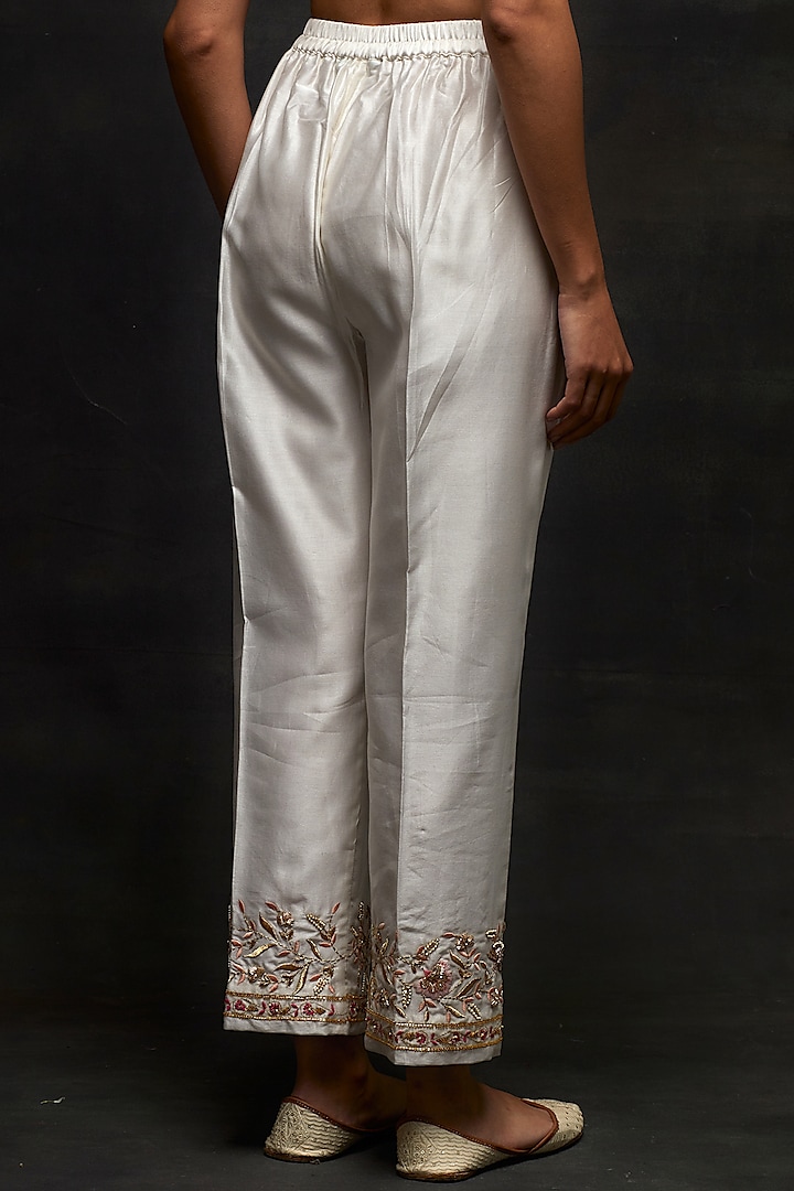 Off-White Silk Chanderi Floral Embroidered Kurta Set by Anantaa By Roohi Trehan at Pernia's Pop Up Shop