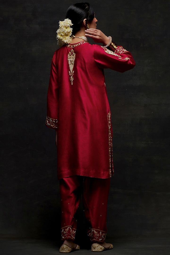 Red Silk Chanderi Floral Embroidered Short Kurta Set by Anantaa By Roohi Trehan at Pernia's Pop Up Shop
