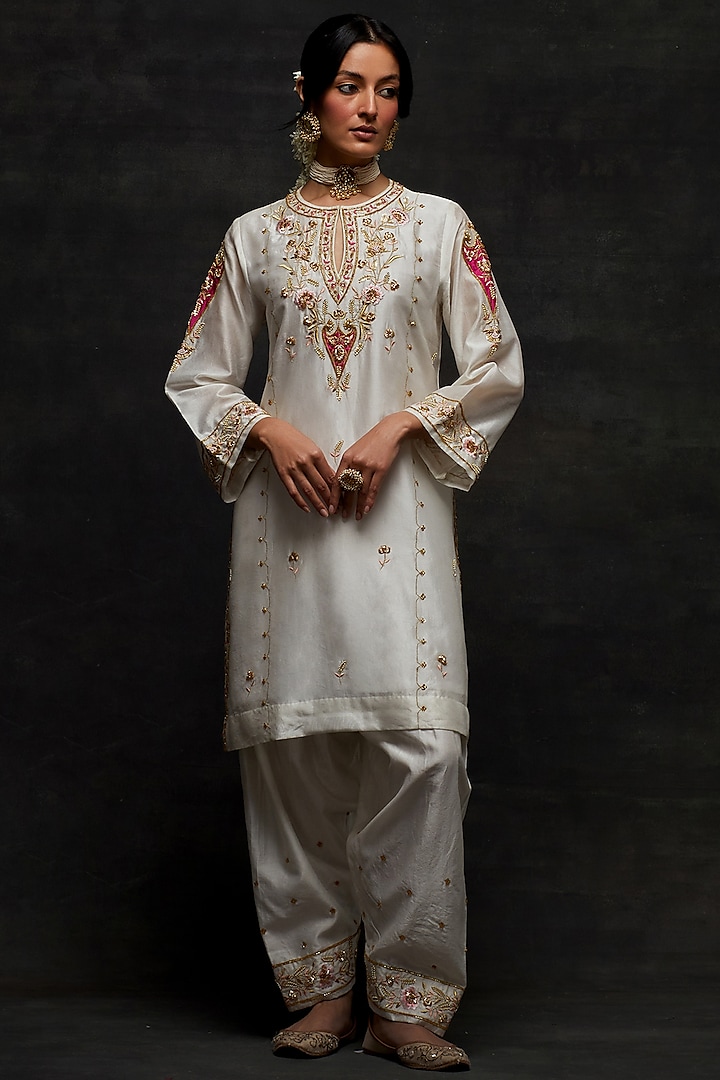 Off-White Silk Chanderi Floral Embroidered Short Kurta Set by Anantaa By Roohi Trehan