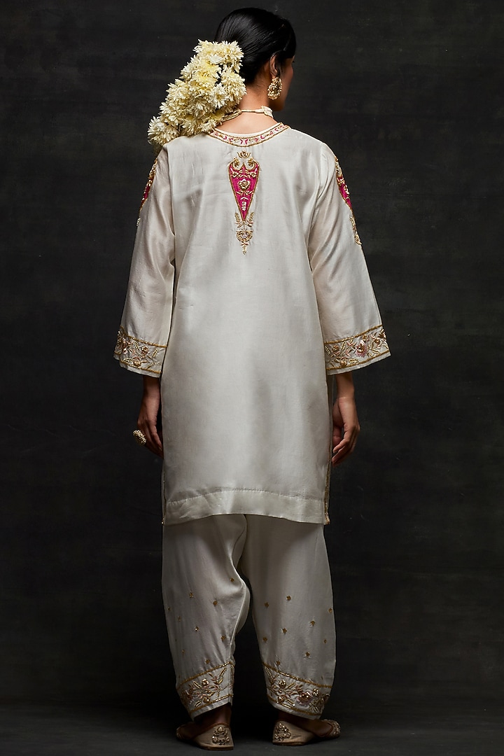 Off-White Silk Chanderi Floral Embroidered Short Kurta Set by Anantaa By Roohi Trehan at Pernia's Pop Up Shop