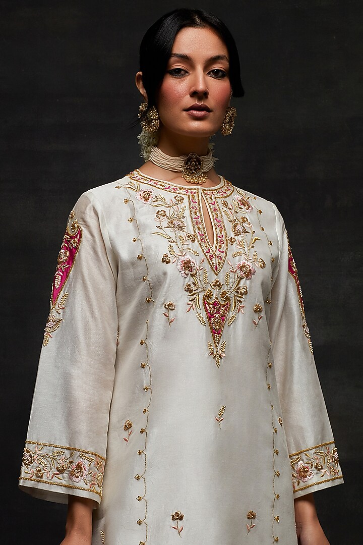 Off-White Silk Chanderi Floral Embroidered Short Kurta Set by Anantaa By Roohi Trehan at Pernia's Pop Up Shop