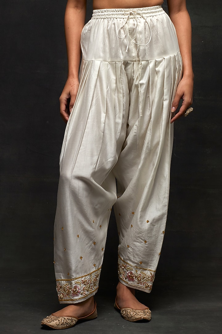 Off-White Silk Chanderi Floral Embroidered Short Kurta Set by Anantaa By Roohi Trehan at Pernia's Pop Up Shop