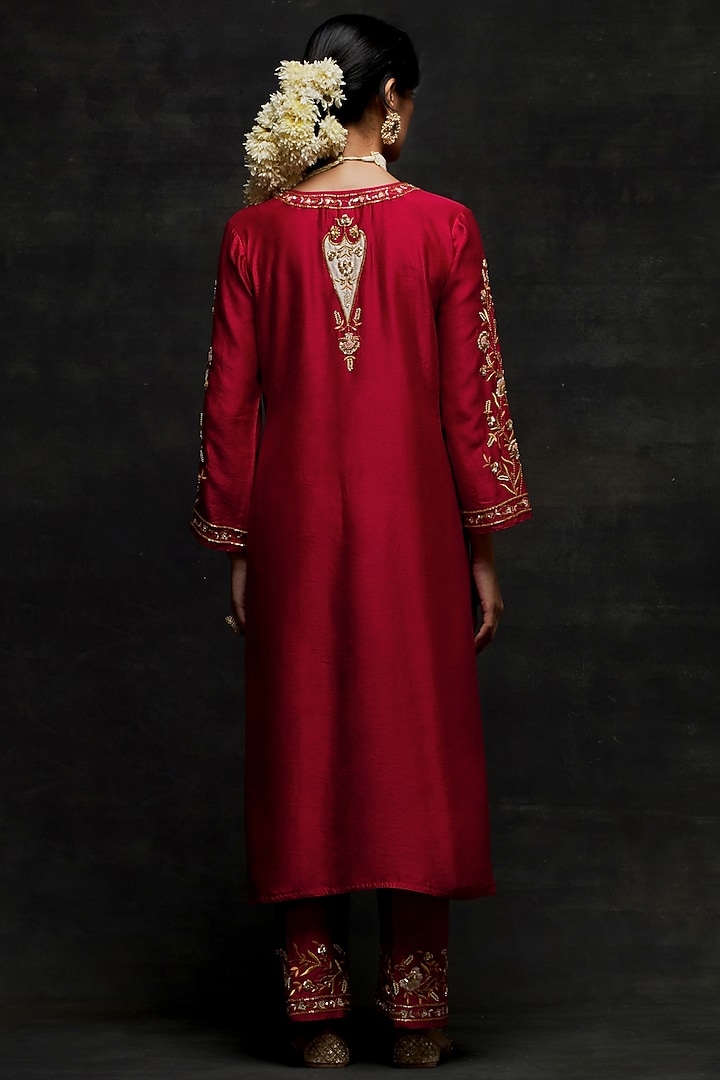 Red Silk Chanderi Floral Embroidered Kurta Set by Anantaa By Roohi Trehan at Pernia's Pop Up Shop