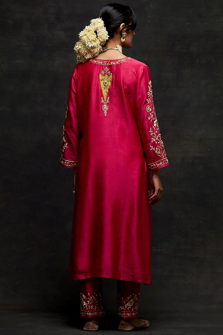 Fuchsia Silk Chanderi Floral Embroidered Kurta Set by Anantaa By Roohi Trehan at Pernia's Pop Up Shop