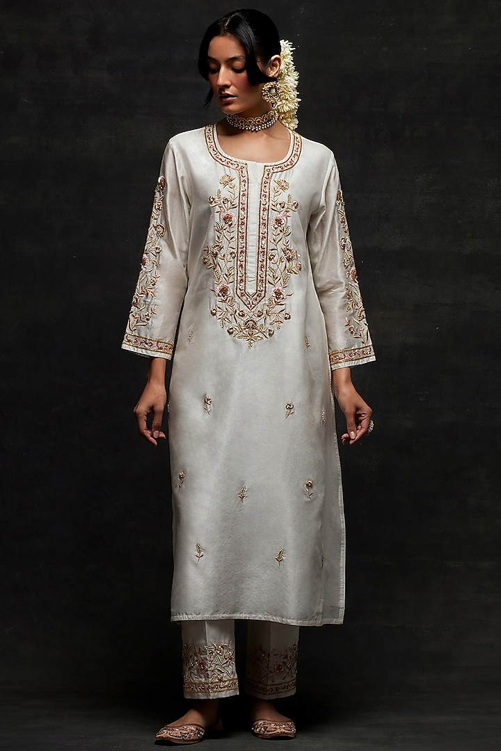 Off-White Silk Chanderi Floral Embroidered Kurta Set by Anantaa By Roohi Trehan