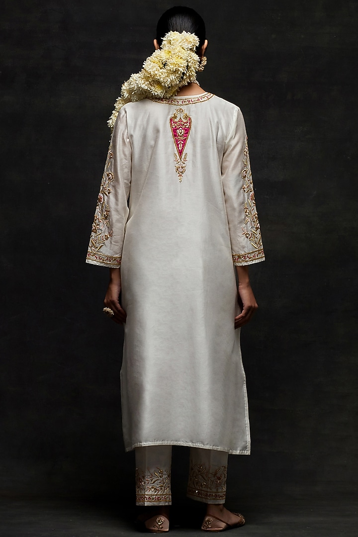 Off-White Silk Chanderi Floral Embroidered Kurta Set by Anantaa By Roohi Trehan at Pernia's Pop Up Shop