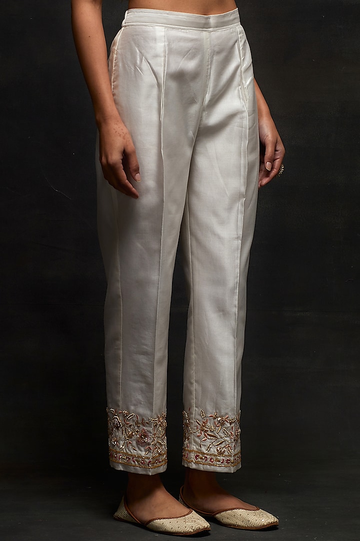 Off-White Silk Chanderi Floral Embroidered Kurta Set by Anantaa By Roohi Trehan at Pernia's Pop Up Shop