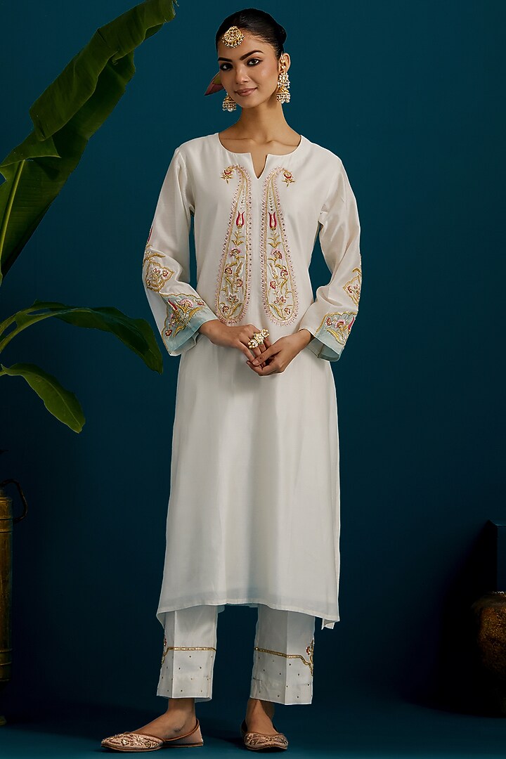 Off-White Silk Chanderi Paisley Embroidered Kurta Set by Anantaa By Roohi Trehan at Pernia's Pop Up Shop