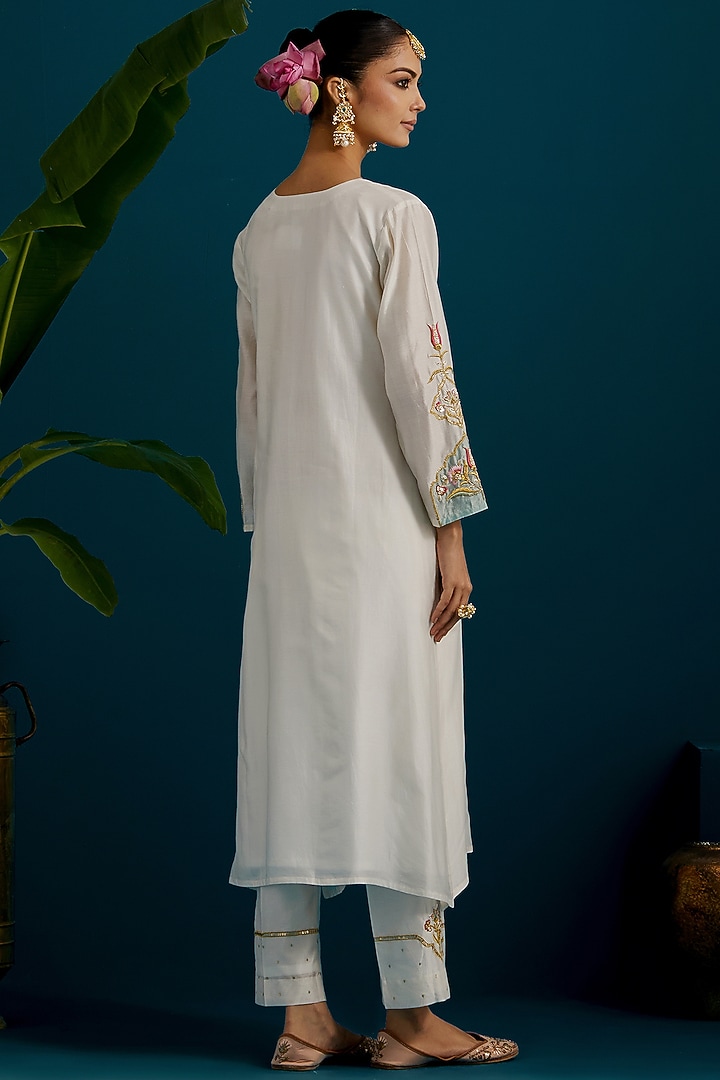 Off-White Silk Chanderi Paisley Embroidered Kurta Set by Anantaa By Roohi Trehan at Pernia's Pop Up Shop