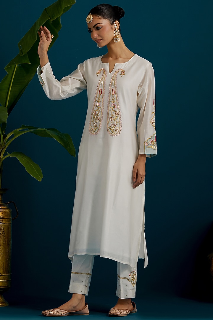 Off-White Silk Chanderi Paisley Embroidered Kurta Set by Anantaa By Roohi Trehan at Pernia's Pop Up Shop