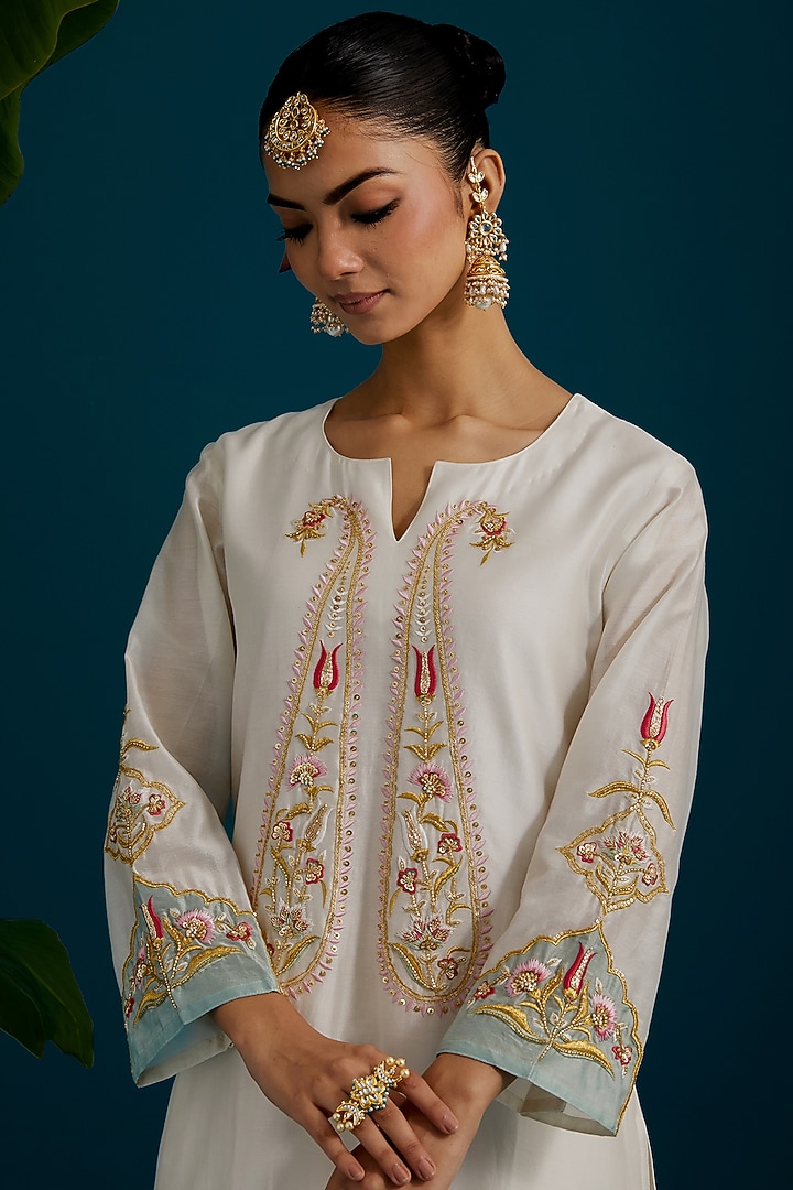 Off-White Silk Chanderi Paisley Embroidered Kurta Set by Anantaa By Roohi Trehan at Pernia's Pop Up Shop