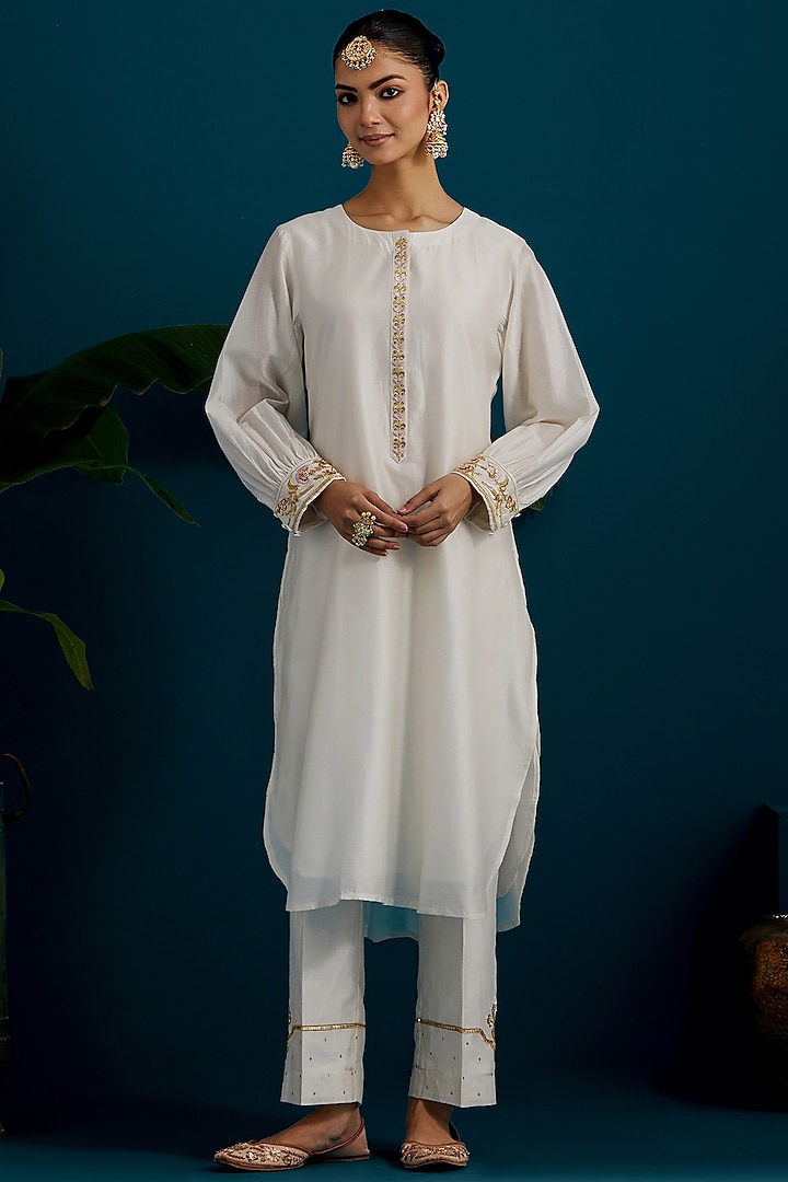 Off-White Silk Chanderi Paisley Embroidered Kurta Set by Anantaa By Roohi Trehan at Pernia's Pop Up Shop