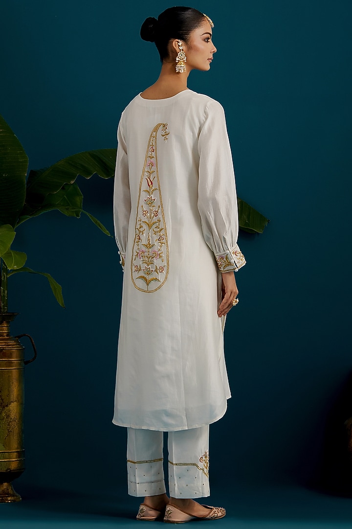 Off-White Silk Chanderi Paisley Embroidered Kurta Set by Anantaa By Roohi Trehan at Pernia's Pop Up Shop