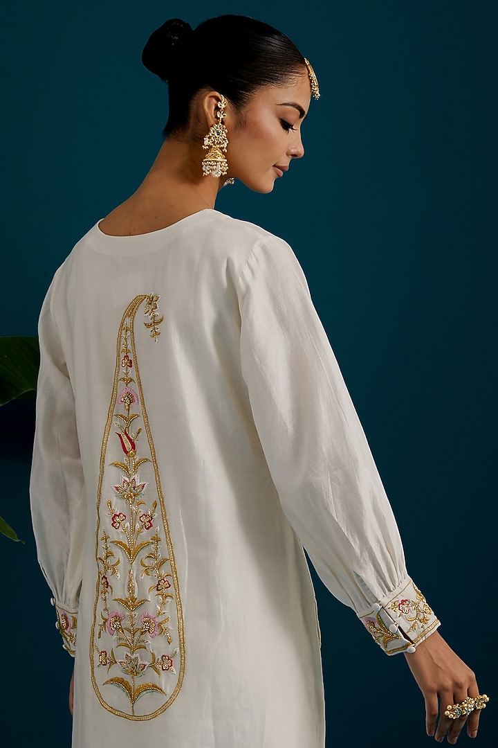 Off-White Silk Chanderi Paisley Embroidered Kurta Set by Anantaa By Roohi Trehan at Pernia's Pop Up Shop