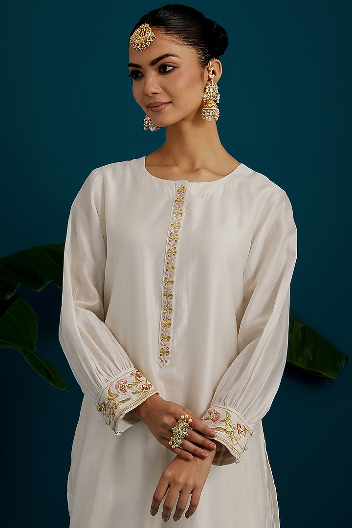 Off-White Silk Chanderi Paisley Embroidered Kurta Set by Anantaa By Roohi Trehan at Pernia's Pop Up Shop