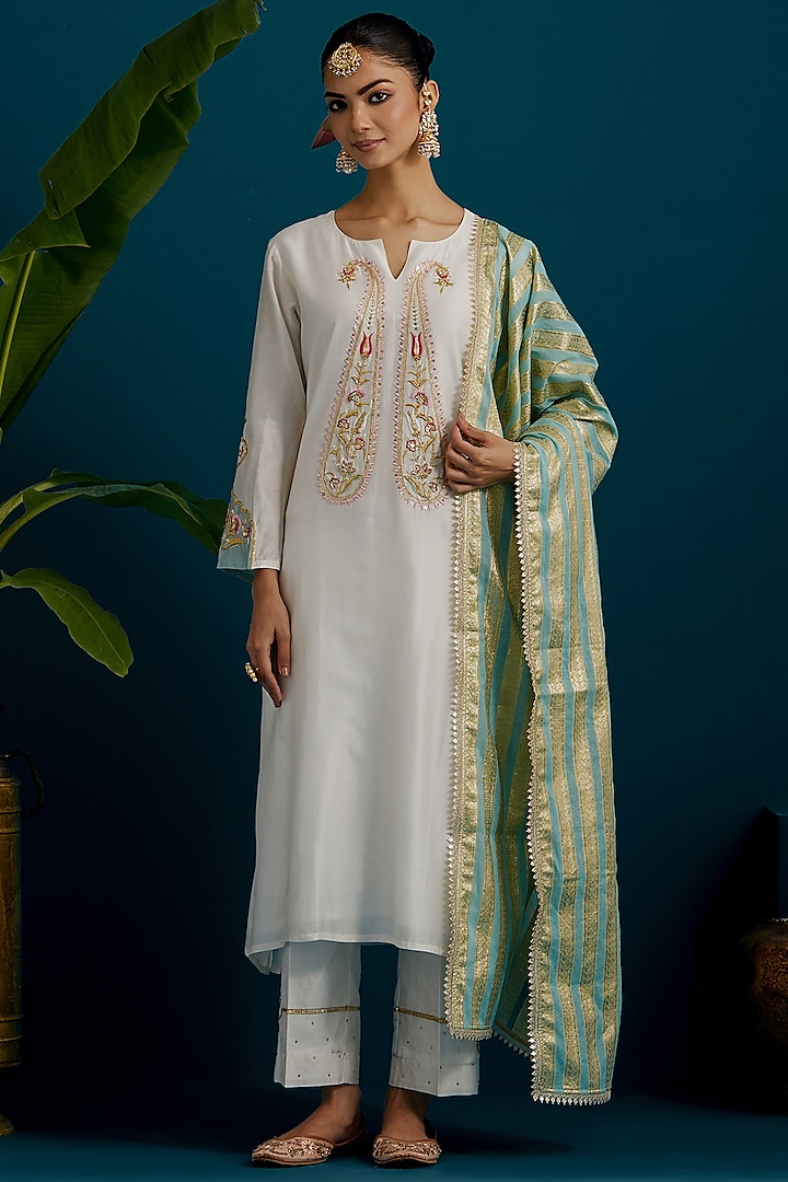 Off-White Silk Chanderi Hand & Machine Embroidered Kurta Set by Anantaa By Roohi Trehan at Pernia's Pop Up Shop