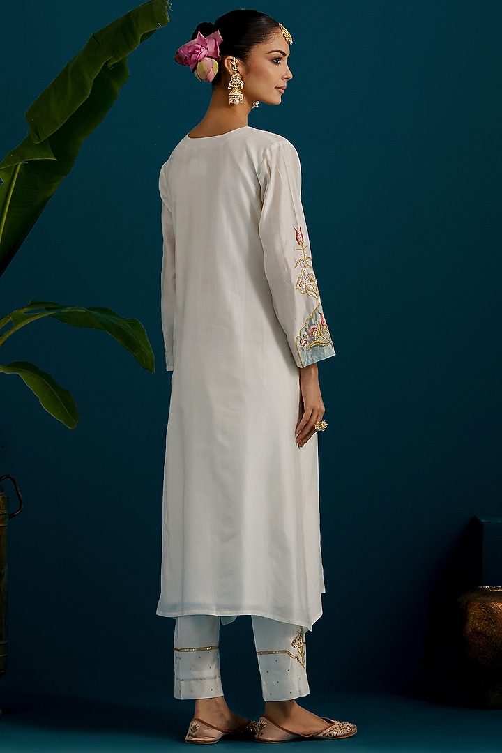 Off-White Silk Chanderi Hand & Machine Embroidered Kurta Set by Anantaa By Roohi Trehan at Pernia's Pop Up Shop