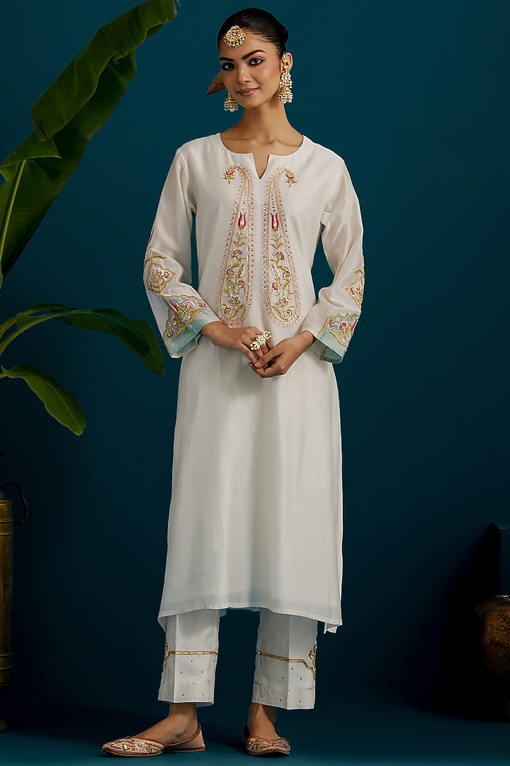 Off-White Silk Chanderi Hand & Machine Embroidered Kurta Set by Anantaa By Roohi Trehan at Pernia's Pop Up Shop