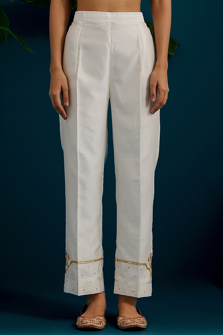 Off-White Silk Chanderi Hand & Machine Embroidered Kurta Set by Anantaa By Roohi Trehan at Pernia's Pop Up Shop