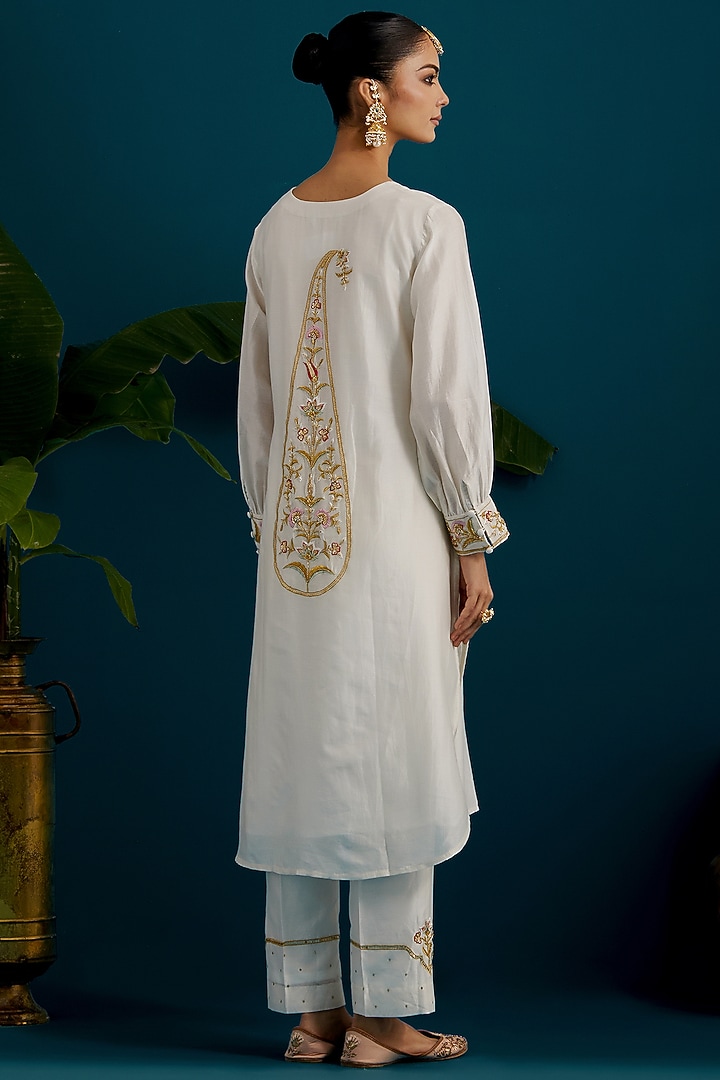 Off-White Silk Chanderi Hand & Machine Embroidered Kurta Set by Anantaa By Roohi Trehan at Pernia's Pop Up Shop