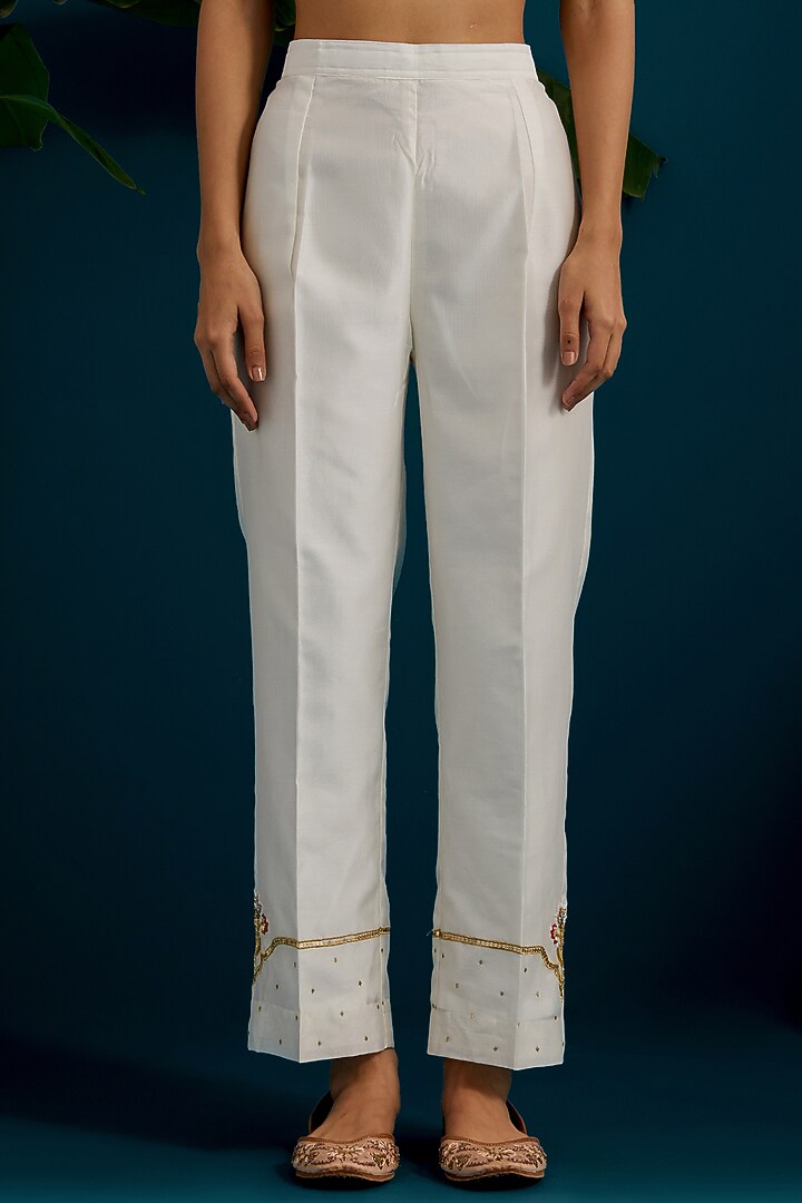 Off-White Silk Chanderi Hand & Machine Embroidered Kurta Set by Anantaa By Roohi Trehan at Pernia's Pop Up Shop