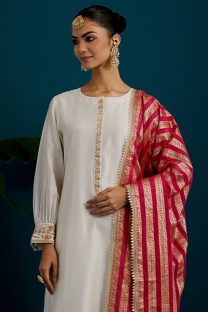 Off-White Silk Chanderi Hand & Machine Embroidered Kurta Set by Anantaa By Roohi Trehan at Pernia's Pop Up Shop