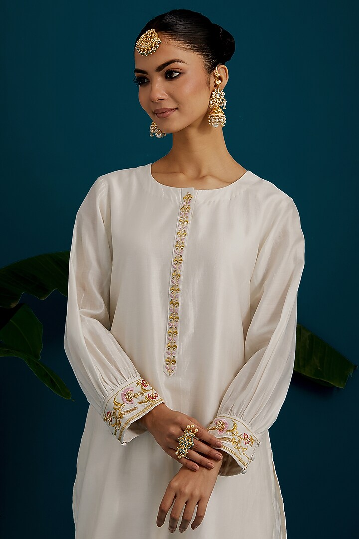 Off-White Silk Chanderi Hand & Machine Embroidered Kurta Set by Anantaa By Roohi Trehan at Pernia's Pop Up Shop