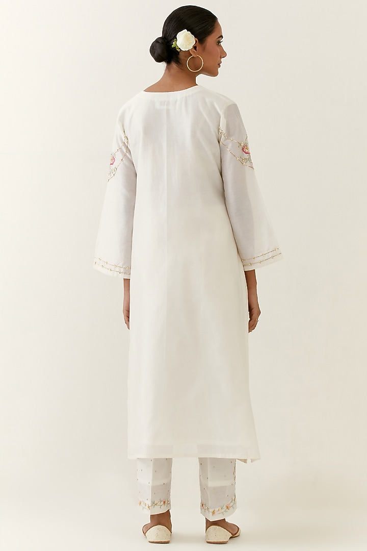 Off-White Silk Chanderi Hand Embroidered Kurta Set by Anantaa By Roohi Trehan at Pernia's Pop Up Shop