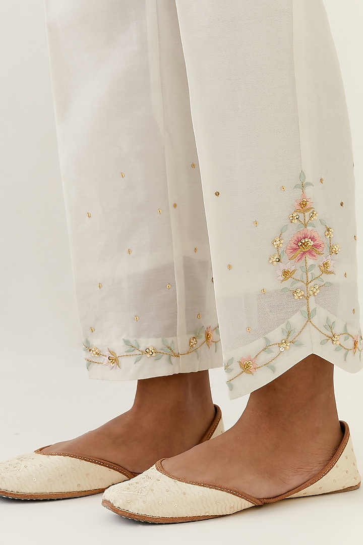 Off-White Silk Chanderi Hand Embroidered Kurta Set by Anantaa By Roohi Trehan at Pernia's Pop Up Shop