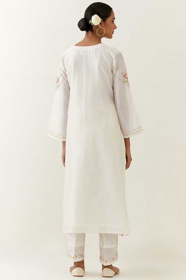 Off-White Silk Chanderi Hand Embroidered Kurta Set by Anantaa By Roohi Trehan at Pernia's Pop Up Shop