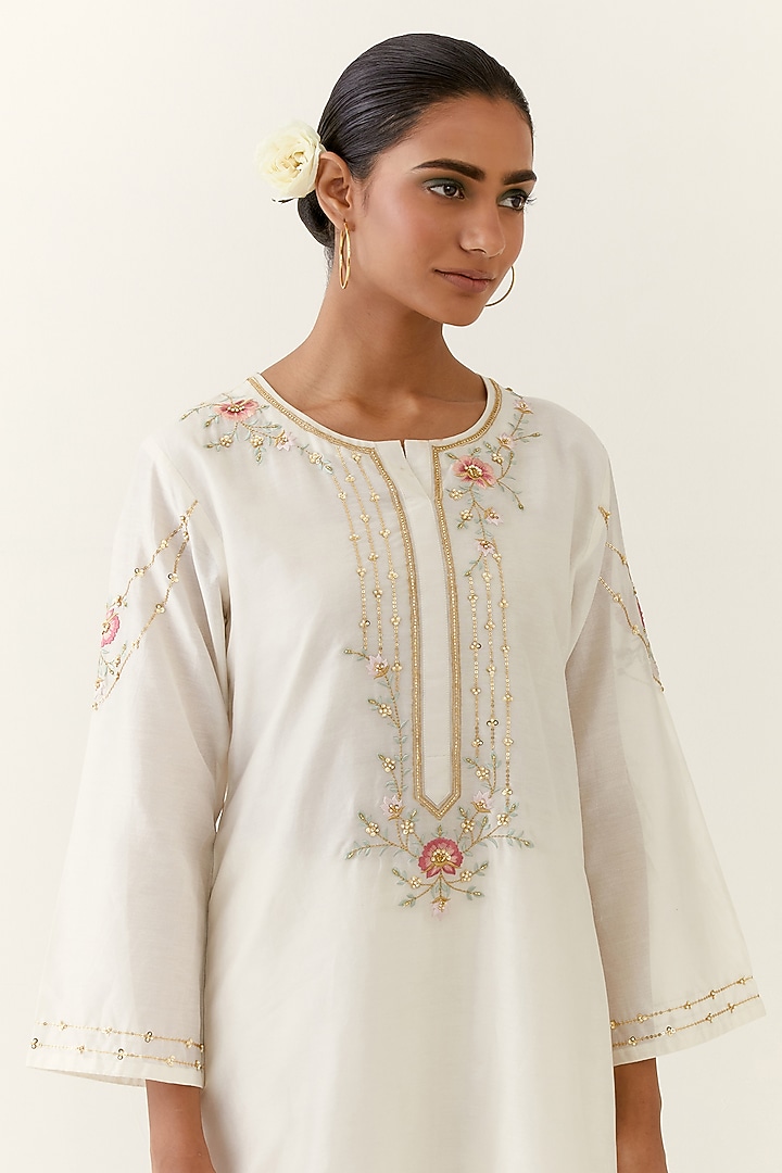 Off-White Silk Chanderi Hand Embroidered Kurta Set by Anantaa By Roohi Trehan at Pernia's Pop Up Shop