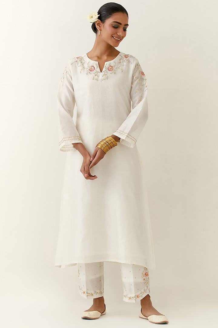 Off-White Silk Chanderi Hand Embroidered Kurta Set by Anantaa By Roohi Trehan at Pernia's Pop Up Shop