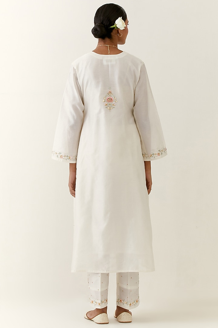Off-White Silk Chanderi Hand Embroidered Kurta Set by Anantaa By Roohi Trehan at Pernia's Pop Up Shop