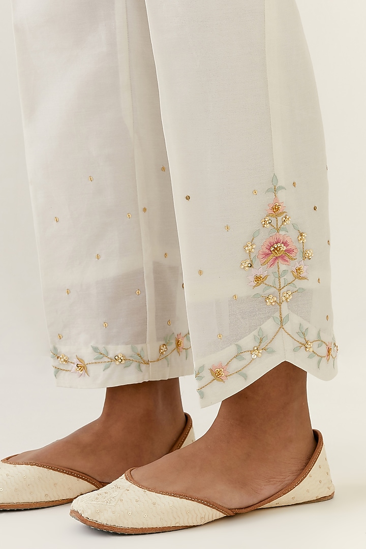 Off-White Silk Chanderi Hand Embroidered Kurta Set by Anantaa By Roohi Trehan at Pernia's Pop Up Shop