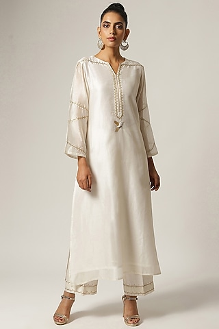 Off-White Silk Chanderi Embroidered Kurta Set by Anantaa By Roohi Trehan