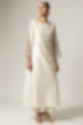 Off-White Silk Chanderi Embroidered Kurta Set by Anantaa By Roohi Trehan at Pernia's Pop Up Shop