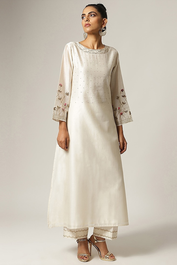 Off-White Silk Chanderi Embroidered Kurta Set by Anantaa By Roohi Trehan at Pernia's Pop Up Shop