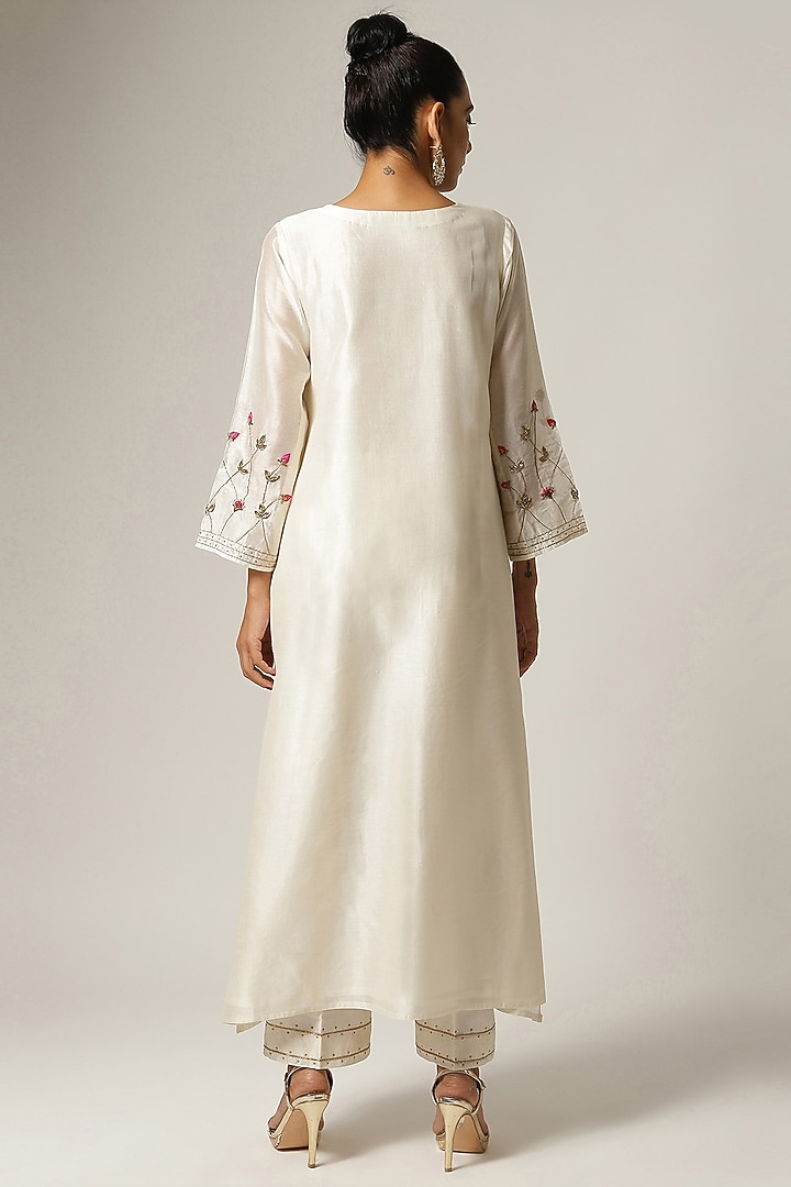 Off-White Silk Chanderi Embroidered Kurta Set by Anantaa By Roohi Trehan at Pernia's Pop Up Shop