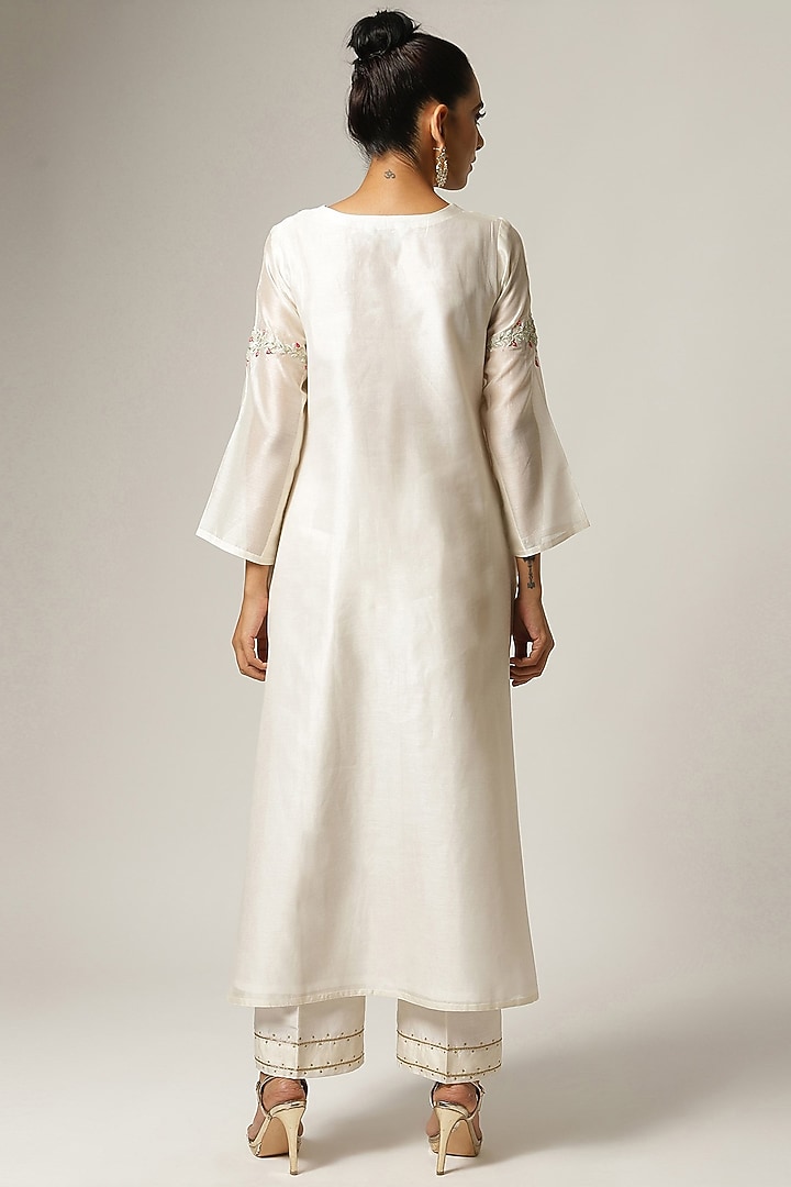 Off-White Silk Chanderi Embroidered Kurta Set by Anantaa By Roohi Trehan at Pernia's Pop Up Shop