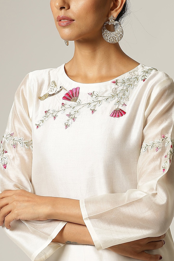 Off-White Silk Chanderi Embroidered Kurta Set by Anantaa By Roohi Trehan at Pernia's Pop Up Shop