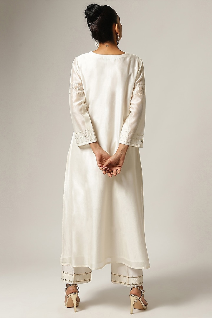 Off-White Silk Chanderi Embroidered Kurta Set by Anantaa By Roohi Trehan at Pernia's Pop Up Shop