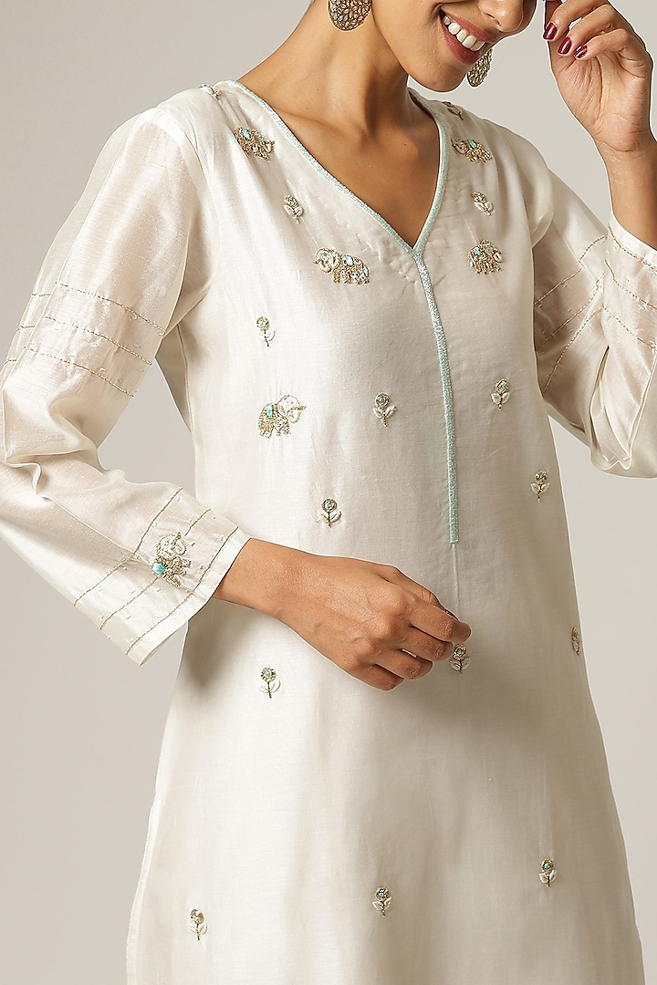 Off-White Silk Chanderi Embroidered Kurta Set by Anantaa By Roohi Trehan at Pernia's Pop Up Shop