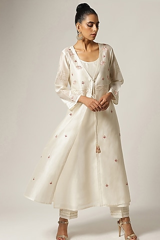 Off-White Silk Chanderi Embroidered Jacket Kurta Set by Anantaa By Roohi Trehan