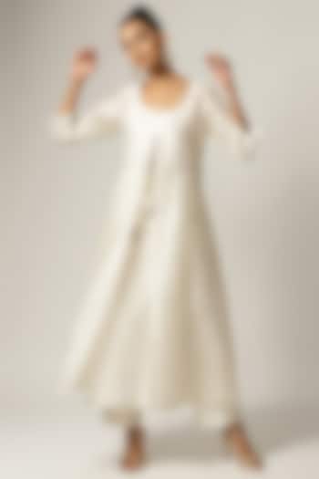 Off-White Silk Chanderi Embroidered Jacket Kurta Set by Anantaa By Roohi Trehan at Pernia's Pop Up Shop