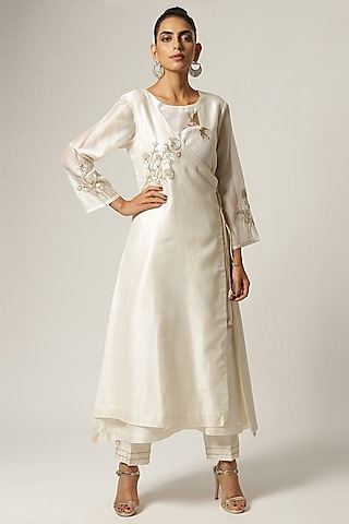 Off-White Silk Chanderi Embroidered Kurta Set by Anantaa By Roohi Trehan